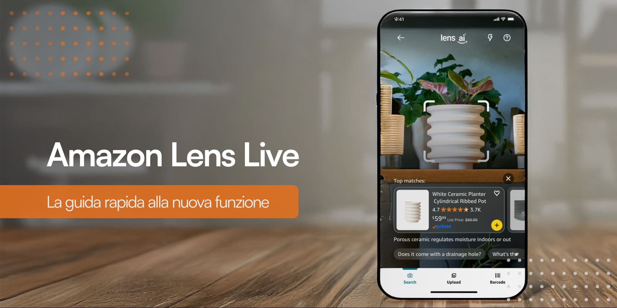 Primo piano di uno smartphone che inquadra un vaso su mensole di un negozio di oggettistica.
