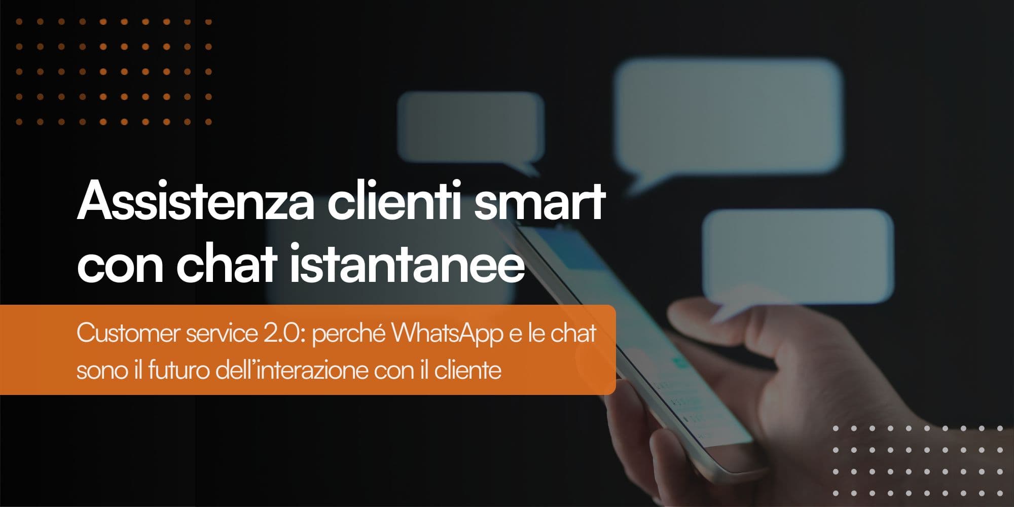 Mano umana su sfondo nero che regge uno smartphone da cui fuoriescono icone di chat, a rappresentare il servizio di assistenza via chat.
