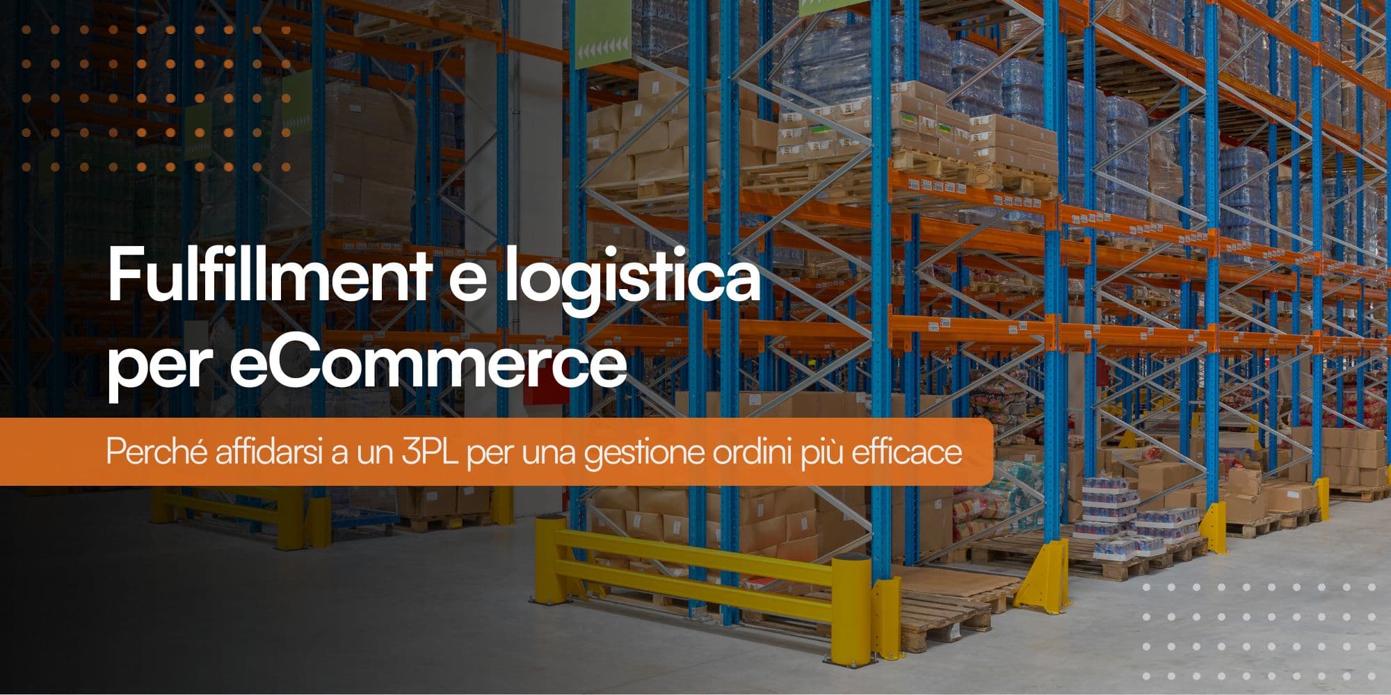 Scaffalature alte e ordinate all’interno di un magazzino dedicato allo stoccaggio per ecommerce e marketplace in outsourcing.