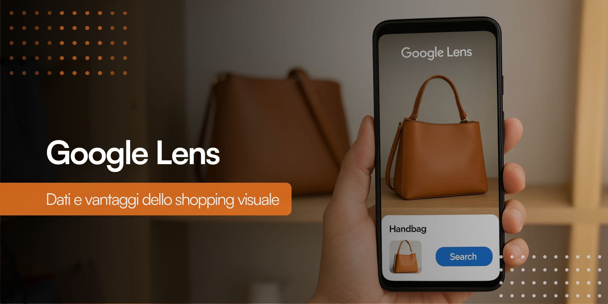 Persona che punta lo smartphone su una borsa in negozio usando Google Lens
