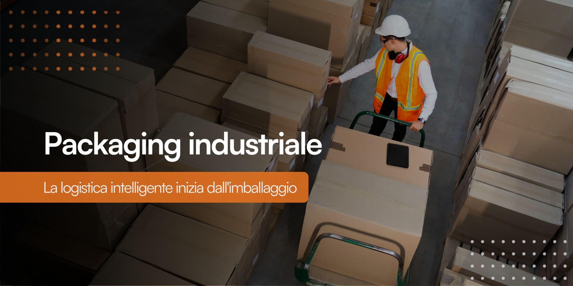 Operatore di magazzino solleva e sposta scatole di cartone su un bancale in area logistica