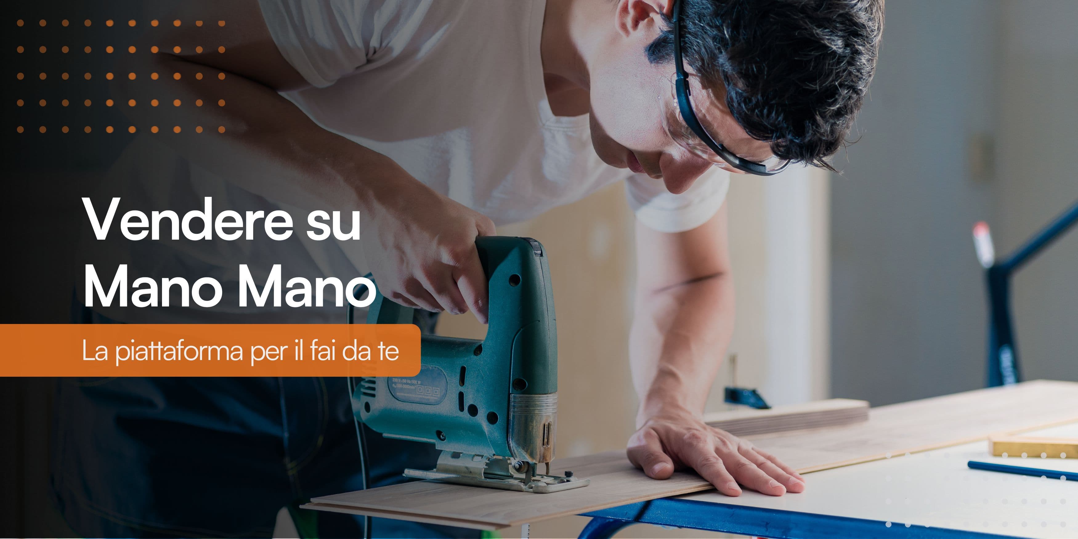 Una persona con occhiali protettivi sta eseguendo un lavoretto fai-da-te, tagliando con cura un'asse di legno compensato con un seghetto elettrico.