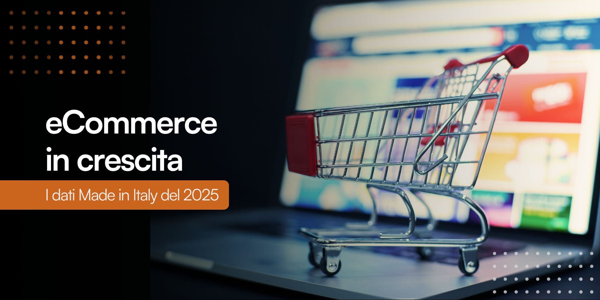 Laptop aperto su una pagina eCommerce con un piccolo carrello per lo shopping online appoggiato sulla tastiera, simbolo del commercio digitale.